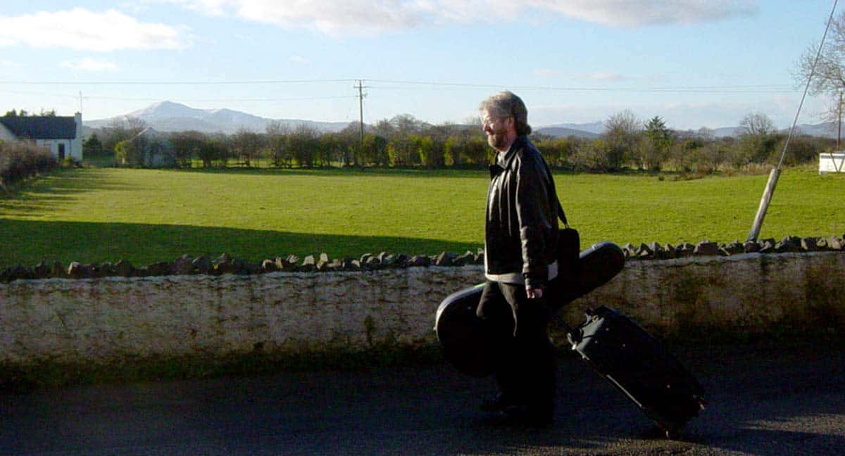 Dáithí Sproule arriving in Donegal